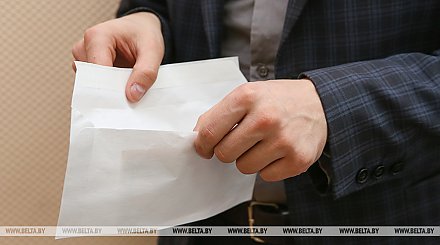 Более 130 водителей гродненской компании такси получали зарплату в конвертах