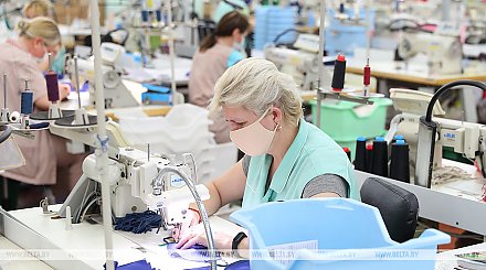 Около 100 предприятий в Беларуси переориентировались на выпуск масок