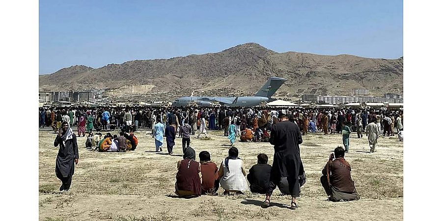 Талибы выстрелами разгоняют толпу в аэропорту Кабула