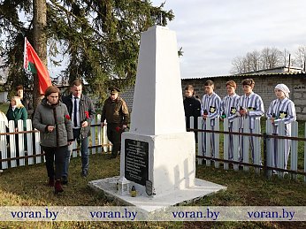 Мгновения тишины, скорби, памяти. В Вороново сегодня вспоминают жертв геноцида в годы Великой Отечественной войны 