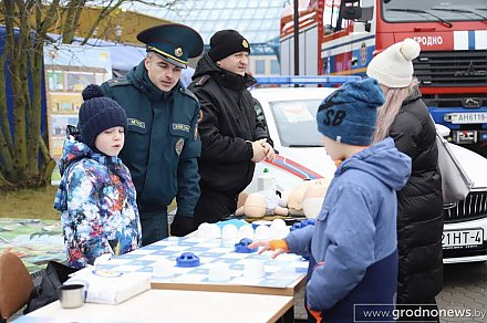 Гродненское ОУМЧС презентует ретро- и современную аварийно-спасательную технику в рамках «Марафона единства» в Гродно