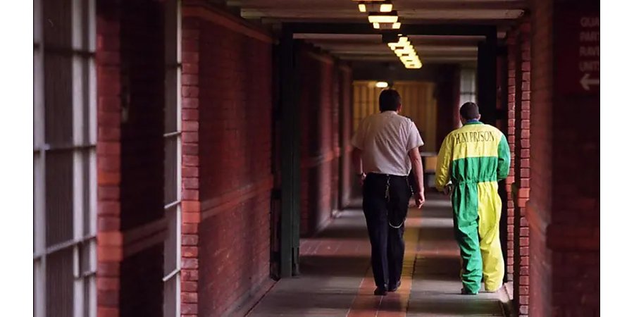 Власти Британии из-за переполненных тюрем решили выпускать заключенных раньше срока