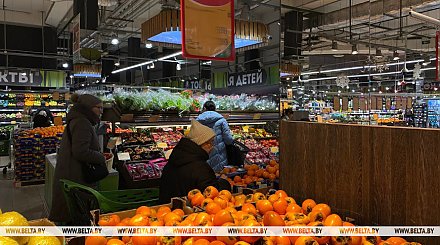 Оливье, нарезки, бутерброды. Посчитали, что выгоднее - приготовить их самим или купить в магазине