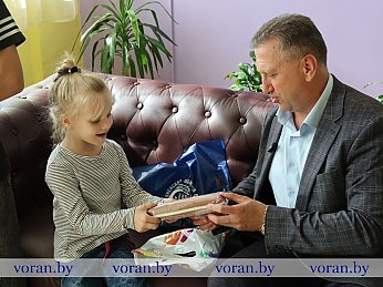 Профсоюз — с заботой. Мирослав Саросек поздравил детей Радунского СПЦ с началом нового учебного года и наградил тружеников села