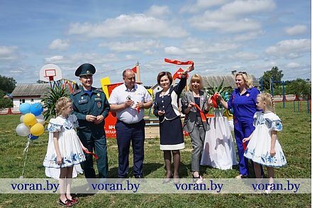 В стиле МЧС. В День защиты детей на Вороновщине открылась тематическая детская площадка
