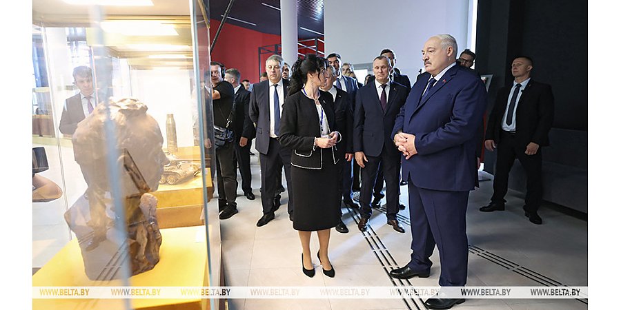 Символы независимости, кадровые перестановки и Купалье на Днепре. Итоги недели Президента