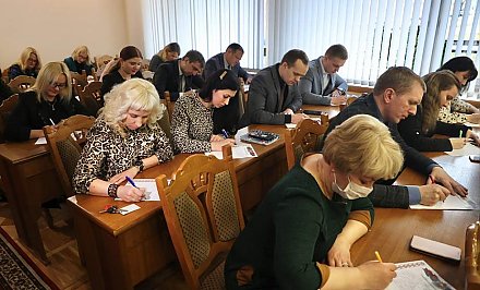 «Наша мова – гэта наша гісторыя». Супрацоўнікі аблвыканкама далучыліся да маштабнай беларускамоўнай дыктоўкі ў Міжнародны дзень беларускай мовы