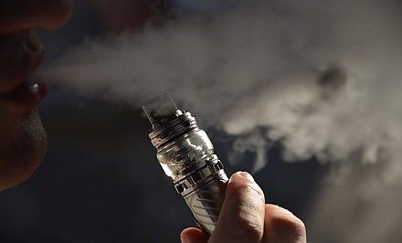 Ученые доказали вред электронных сигарет для здоровья. Развитию каких заболеваний способствует курение вейпа и помогает ли он побороть зависимость от обычных сигарет, рассказала врач