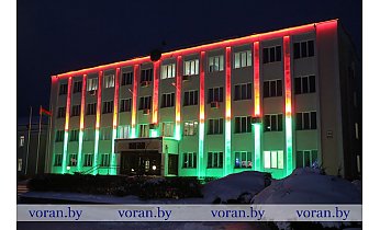 На здании Вороновского райисполкома установили подсветку в цветах национального флага