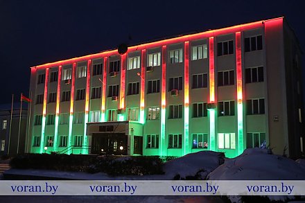 На здании Вороновского райисполкома установили подсветку в цветах национального флага
