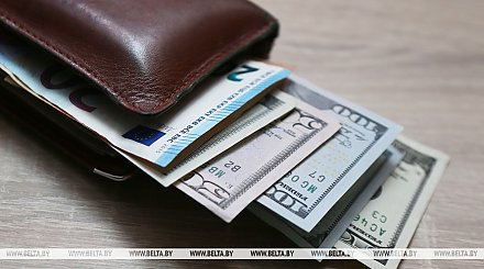 Банки начнут принимать доллары со свечением