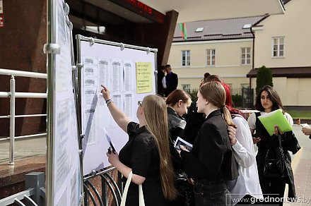 Медалисты, стобалльники и победители олимпиад. Кто поступает в ГрГУ имени Янки Купалы на бюджет?