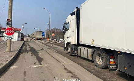 Оформляют грузовики в ручном режиме: въезда в Литву приходится ждать по 8 часов
