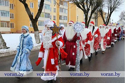 В Вороново прошел парад Дедов Морозов и Снегурочек (Фото, Видео)