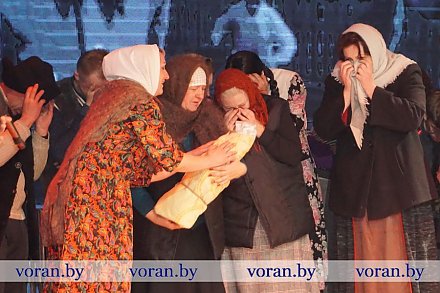 Сегодня в Вороновском районном центре культуры и народного творчества состоялось театрализованное представление «Набат Хатыни по всей Беларуси» 