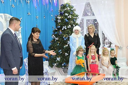 Лучшее — детям. С какими подарками пришел Дед Мороз в детский сад №4 г.п. Вороново?