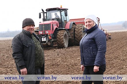 На Вороновщине стартовал весенний сев. Первыми бросили в почву семена аграрии КСУП «Мисевичи»