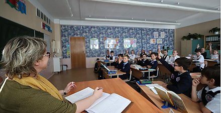 Александр Лукашенко поздравил учителей: прививая любовь к знаниям, вы созидаете и укрепляете основы государственности