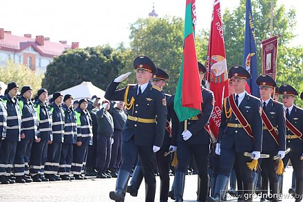 81 год на страже закона. По центральным улицам областного центра прошел торжественный марш гродненской милиции
