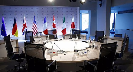 Лидеры G7 объявят о намерении обеспечить мир 1 млрд доз вакцин от COVID-19