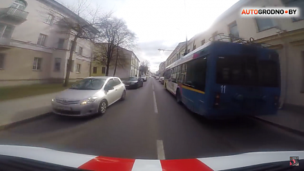 Как водители и пешеходы уступают "скорой" в Гродно. Видеоподборка лучших моментов от "первого лица"
