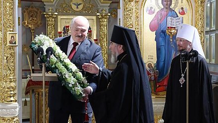 Александр Лукашенко передал в дар церкви воссозданную святыню - напрестольный Туровский крест
