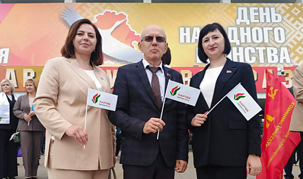 Светлана Пачобут, Андрей Шинкович, Светлана Хшановская, члены Вороновского районного отделения Белорусской партии "Белая Русь": "Родина у нас одна"