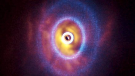 Астрономы увидели рождение планеты в тройной системе звезд