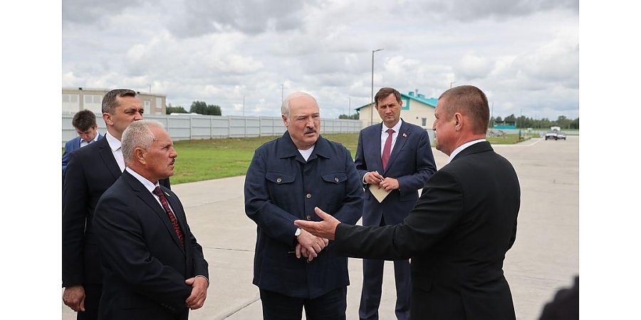 Александр Лукашенко: наша задача - за пятилетку уйти от этих диких ферм и построить технологичные комплексы