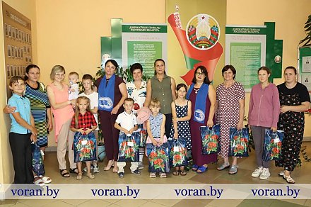 Семнадцать детей в Вороновском районе стали адресатами акции Белорусского союза женщин «Соберем портфель вместе» 