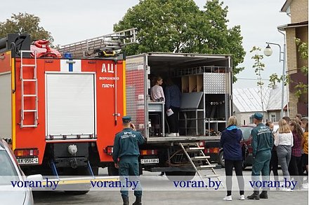В рамках Единого дня безопасности экстренные службы Вороновщины устроили демонстрацию аварийно-спасательной техники