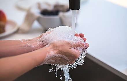Мытье рук действительно помогает в борьбе с коронавирусами