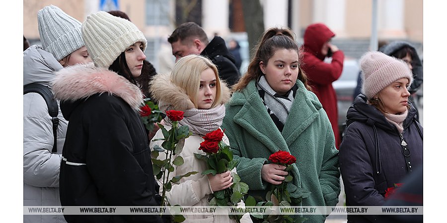 ФОТОФАКТ: Люди несут цветы к посольствам Турции и Сирии в Беларуси
