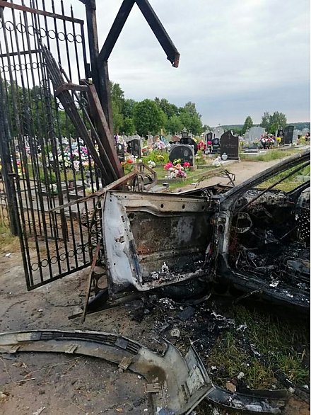 В Вороновском районе автомобиль врезался в ограду кладбища и загорелся
