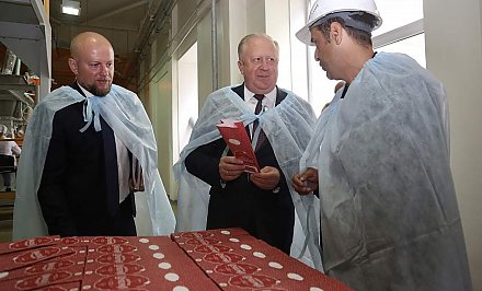 Экспорт сахара, обновление Скиделя и бренд Зельвы. Председатель постоянной комиссии Совета Республики Национального собрания Беларуси по образованию, науке, культуре и социальному развитию Виктор Лискович посетил Гродненщину