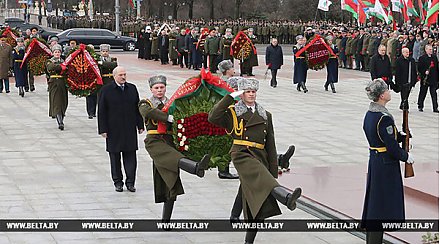 Лукашенко возложил венок к монументу Победы в Минске в День защитников Отечества