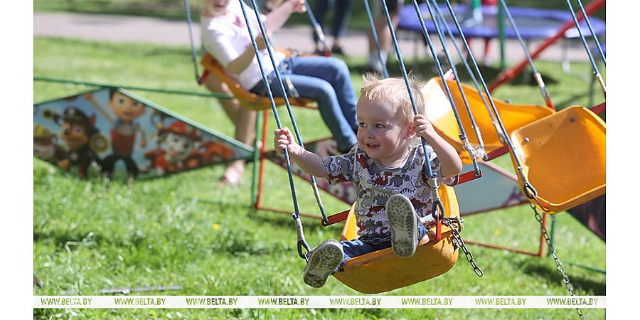 Минтруда: на выплату пособий по уходу за ребенком до 3 лет в 2024-м выделено Br1,8 млрд