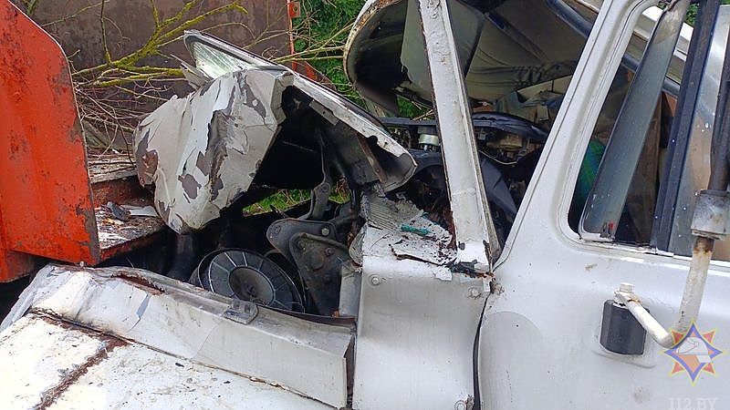 Два грузовика столкнулись в Лидском районе – водитель одного из них оказался заблокирован в салоне