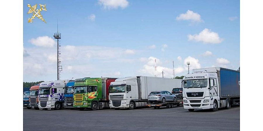 Хотели проехать без очереди. Водители большегрузов предъявили подложные документы на границе