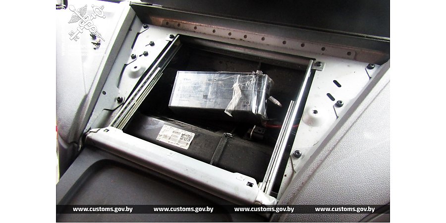 Из-за предпринятой водителем попытки спрятать в тайнике от таможенного контроля аккумулятор, литовская фирма-перевозчик может лишиться тягача