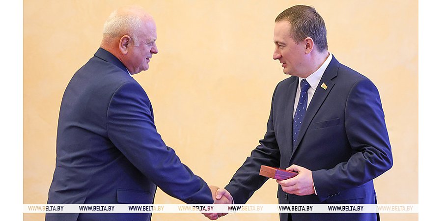 "Сила Беларуси - в ее людях". Александр Турчин вручил госнаграды представителям различных сфер
