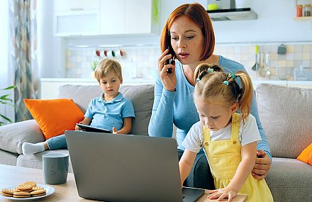 Какие трудовые гарантии есть у женщин с детьми, рассказали в Минтруда