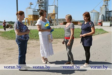 В рамках акции «БСЖ — женщинам жатвы-2018!» на Вороновщине чествуют сельчанок, участвующих в уборке урожая