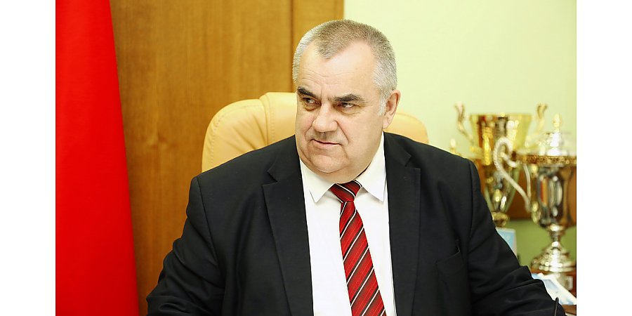 Начало отопительного сезона и ремонт дорог. Прямую телефонную линию с жителями региона провел заместитель председателя облисполкома Владимир Дешко