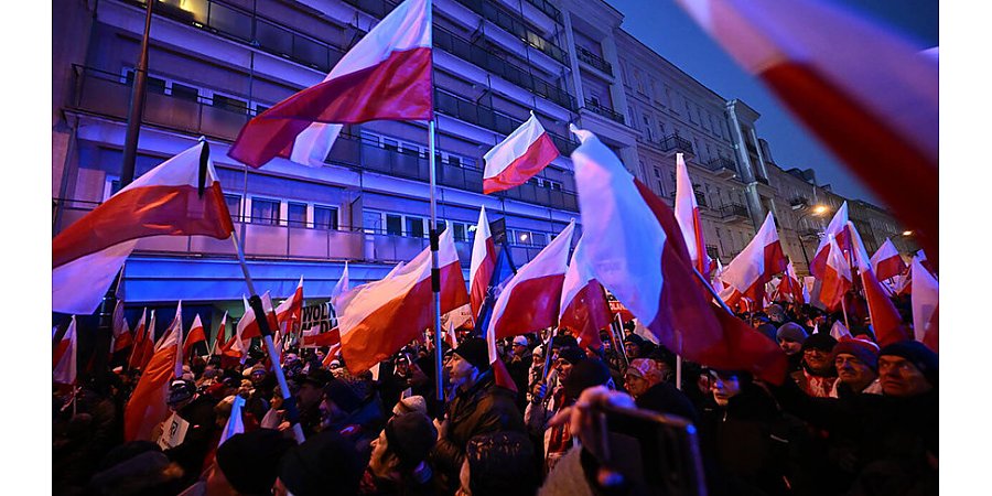 Партия "Право и справедливость" проводит в Варшаве марш антиправительственного протеста 