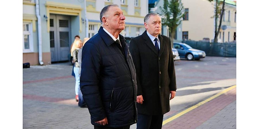 Фотофакт: гродненцы несут цветы к зданию КГБ в знак скорби о погибшем при исполнении сотруднике