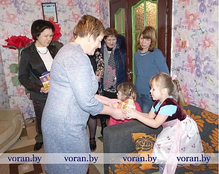 Акция «Депутаты — детям» продолжает благотворительный марафон на Вороновщине