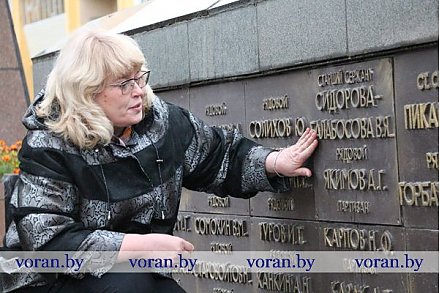 70 лет спустя… Внучка военной медсестры приехала в Вороново из Сибири, чтобы зажечь свечу памяти на могиле бабушки.