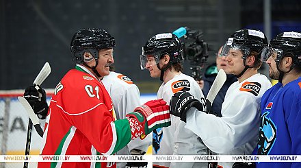 Александр Лукашенко приехал на тренировку хоккеистов "Динамо-Минск"