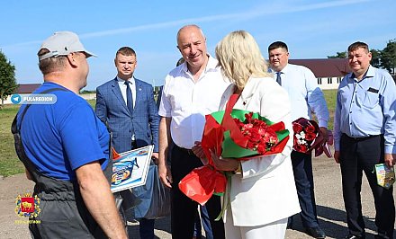 Юрий Караев наградил лидера в уборке озимого ячменя